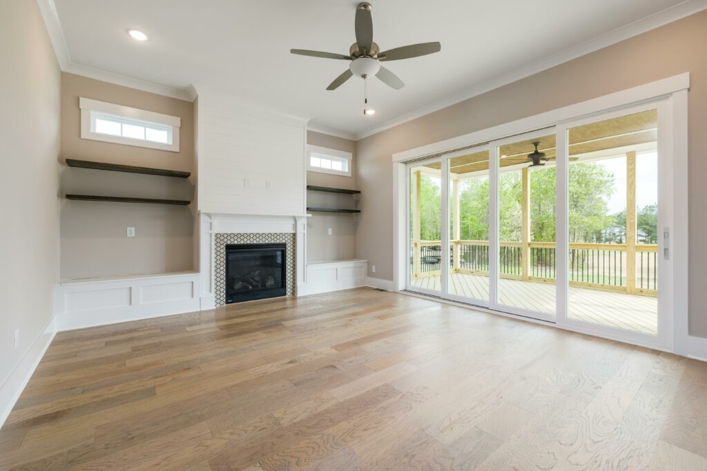 A living room with a ceiling fan 